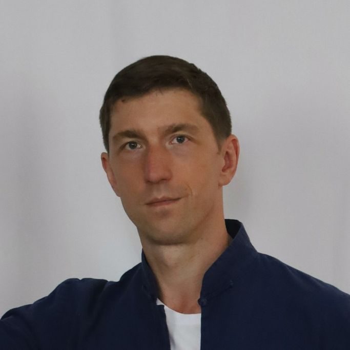 © André Priemer-Achnitz Mann in blauer Jacke, neutraler Gesichtsausdruck.